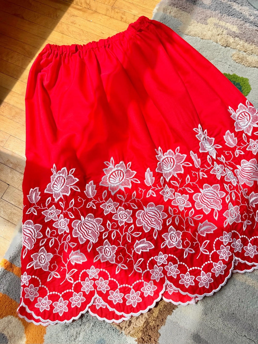 Vintage EMBROIDERED FLORAL SKIRT Red Elastic Waist Folkloric Boho Ethnic S/M 80s